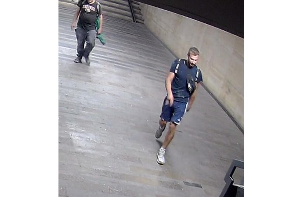 FOTO: Polícia stále nevie, kto sú títo muži v žilinskom podchode, foto 5