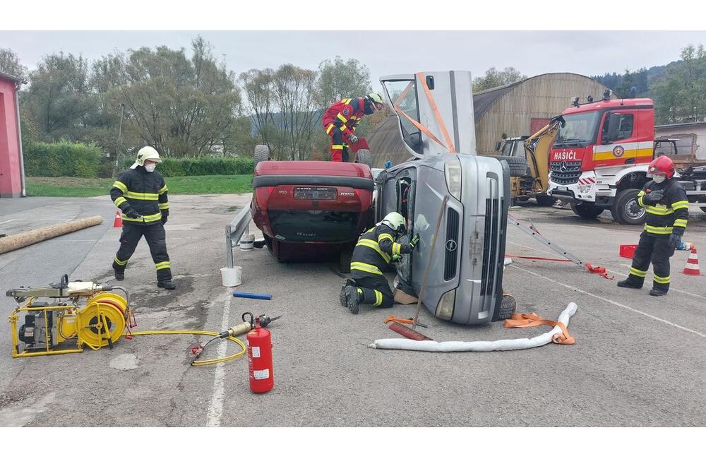 FOTO: Kysuckých hasičov preverili tri nehody, foto 1