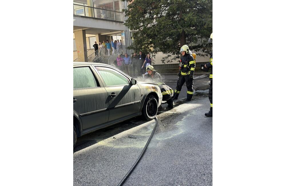 FOTO: V žilinskej nemocnici zhorelo auto, foto 10