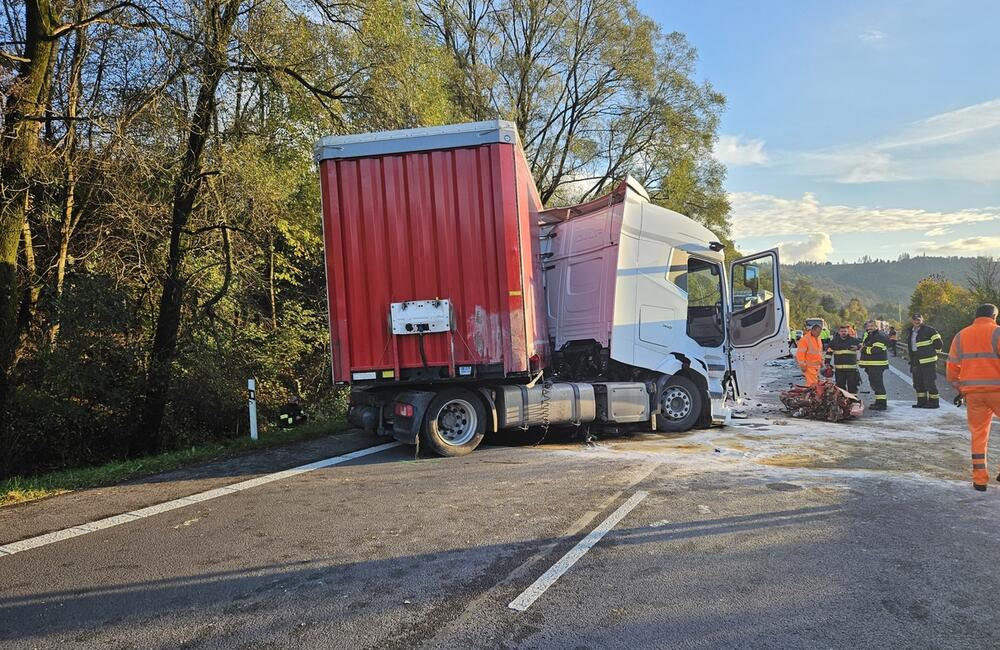 FOTO: Tragická nehoda kamiónu a auta na Kysuciach, foto 1
