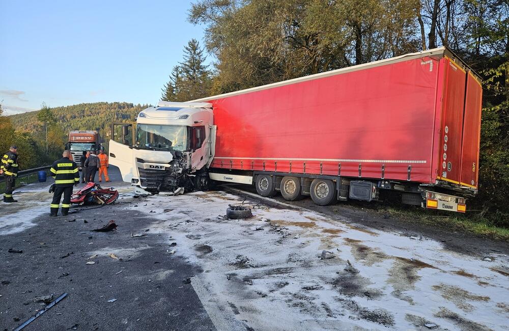 FOTO: Tragická nehoda kamiónu a auta na Kysuciach, foto 2