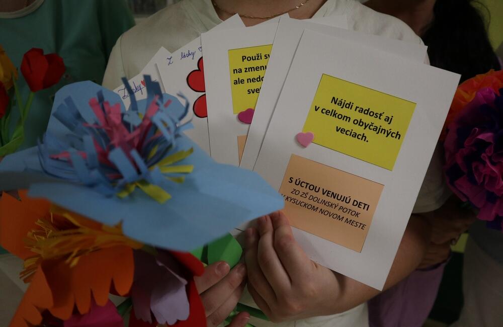 FOTO: Kvety lásky od detí potešili seniorov v žilinskej nemocnici, foto 7