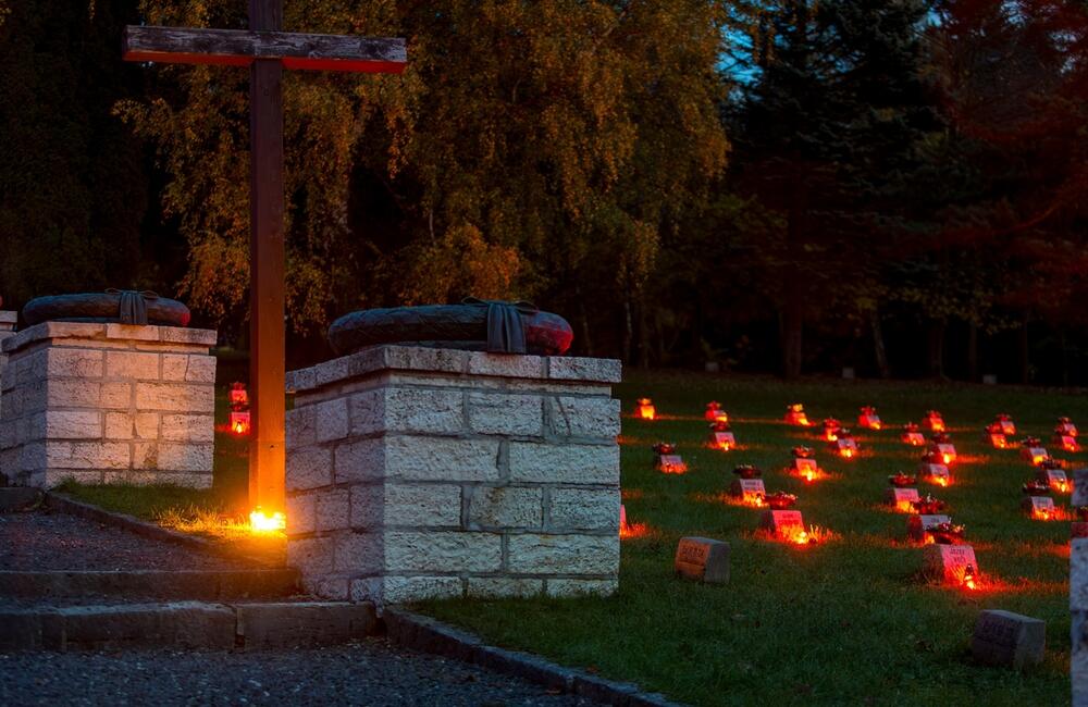 FOTO: Vojenský cintorín na Liptove rozžiarilo 1369 sviečok, foto 1