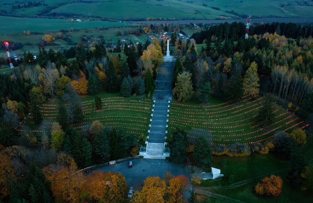 FOTO: Vojenský cintorín na Liptove rozžiarilo 1369 sviečok, foto 3