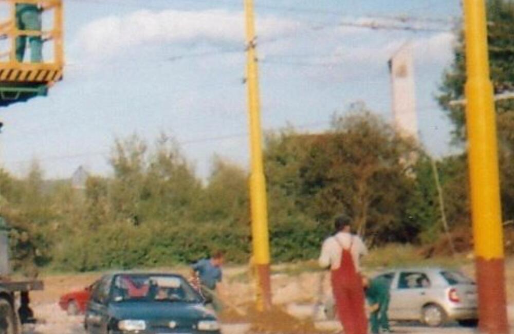 FOTO: Výstavba kruhového objazdu pri OC Dubeň v roku 2001, foto 1