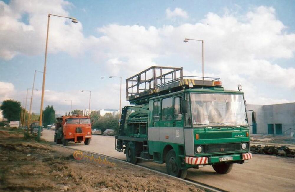 FOTO: Výstavba kruhového objazdu pri OC Dubeň v roku 2001, foto 2