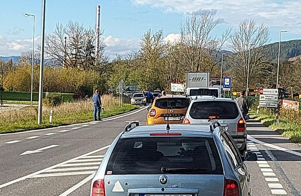 FOTO: Čelná zrážka vozidiel pri predajni Sconto pred Žilinou, foto 1