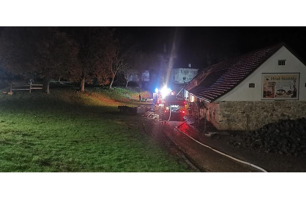 FOTO: Nočný požiar na hrade Sklabiňa, foto 3