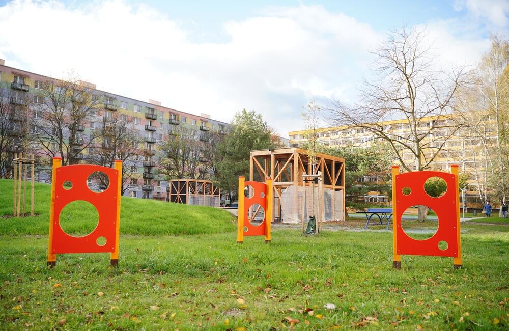 FOTO: Revitalizácia vnútrobloku ulíc Slovanská a Tulská na Vlčinoch je úspešne dokončená, foto 1