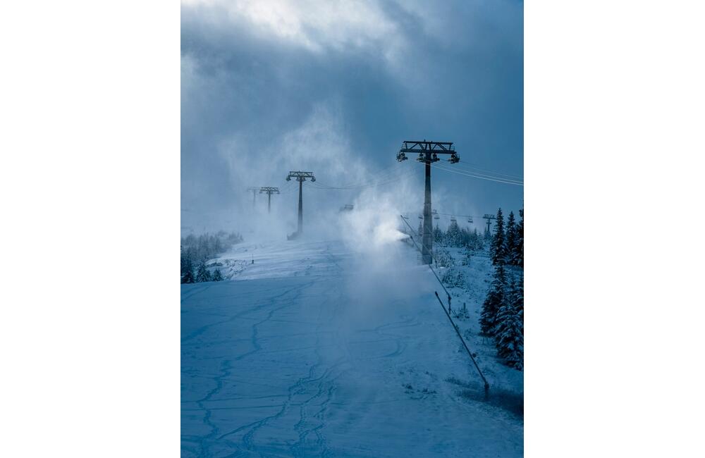 FOTO: Na Chopku začali zasnežovať lyžiarske zjazdovky, foto 3