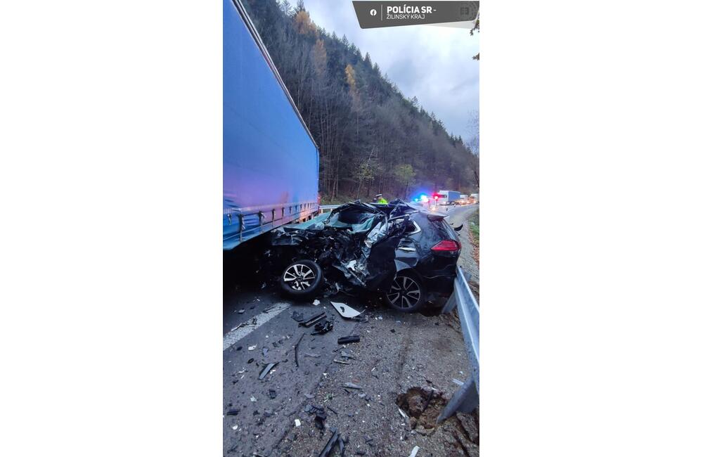 FOTO: Vážna dopravná nehoda v Ružomberku, cesta je neprejazdná, foto 2