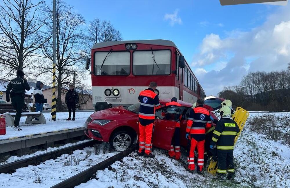 FOTO: Vlak narazil do auta na priecestí vo Veličnej, foto 2
