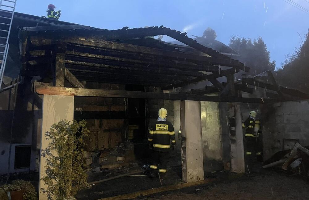 FOTO: Požiar rodinného domu v Čadci, nachádzalo sa v ňom šesť osôb, foto 5