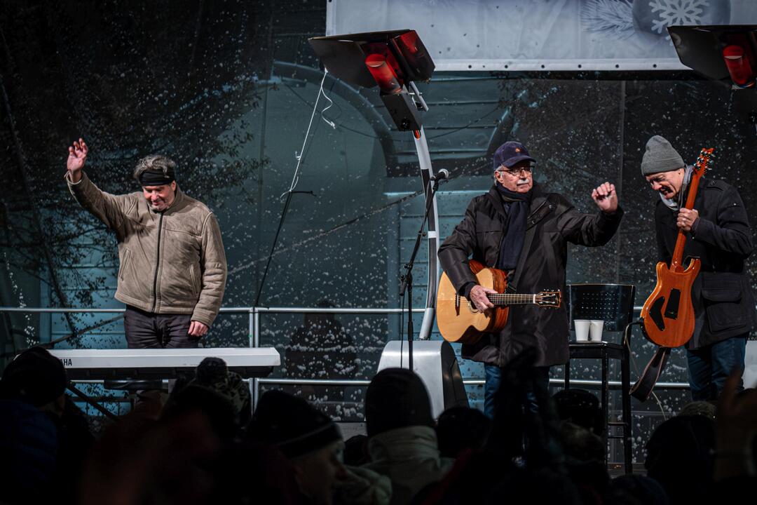 FOTO: Pavol Hammel vystúpil s kapelou na vianočných trhoch v Žiline, foto 9