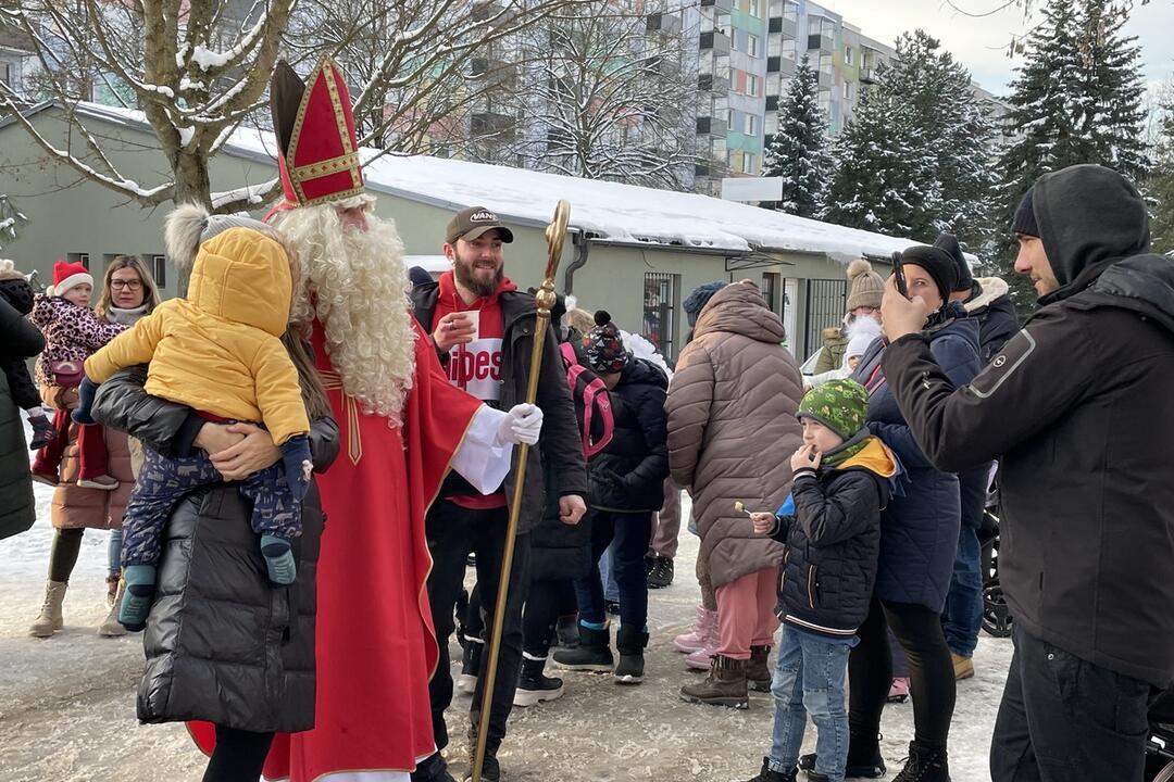 FOTO: Mikuláš navštívil aj najväčšie žilinské sídlisko Vlčince, foto 5