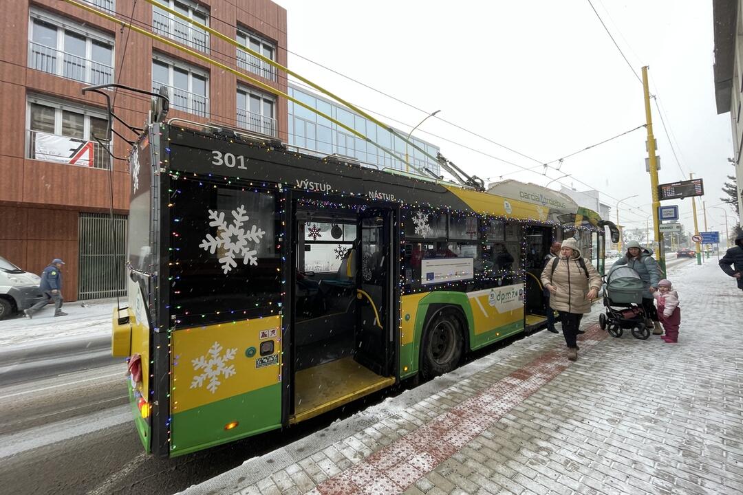 FOTO: Vianočný trolejbus vyrazil do ulíc Žiliny, foto 12