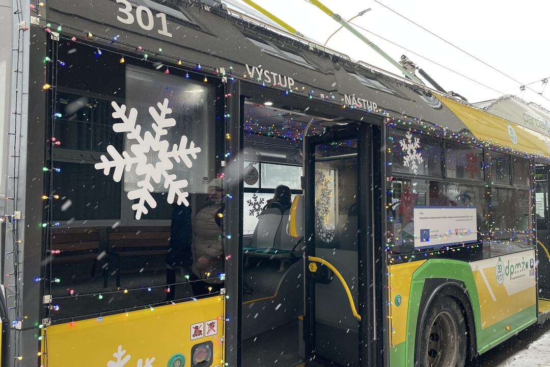 FOTO: Vianočný trolejbus vyrazil do ulíc Žiliny, foto 13