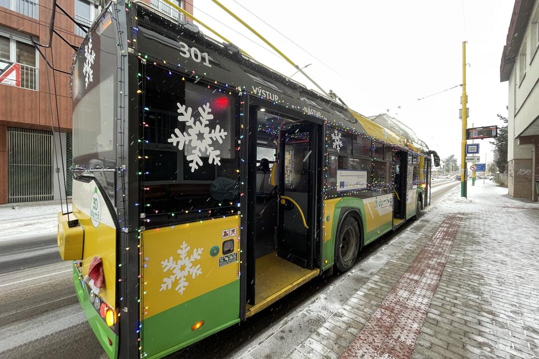 FOTO: Vianočný trolejbus vyrazil do ulíc Žiliny, foto 7