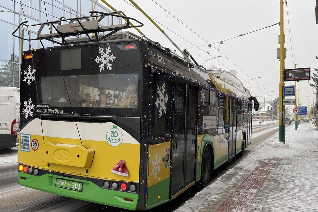 FOTO: Vianočný trolejbus vyrazil do ulíc Žiliny, foto 1