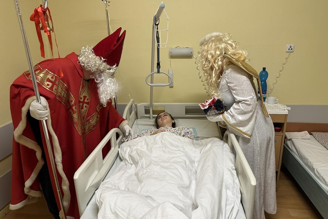 FOTO: Mikuláš navštívil choré detičky v žilinskej nemocnici, foto 5