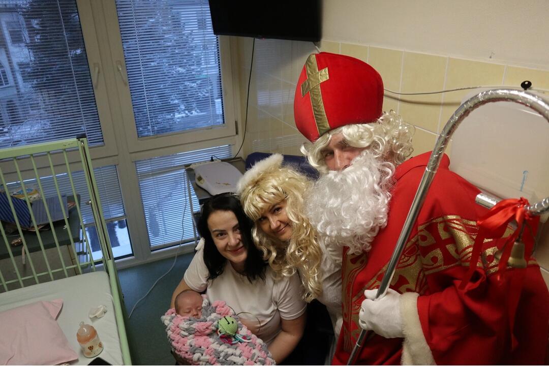 FOTO: Mikuláš navštívil choré detičky v žilinskej nemocnici, foto 7