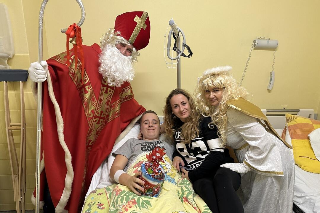 FOTO: Mikuláš navštívil choré detičky v žilinskej nemocnici, foto 10
