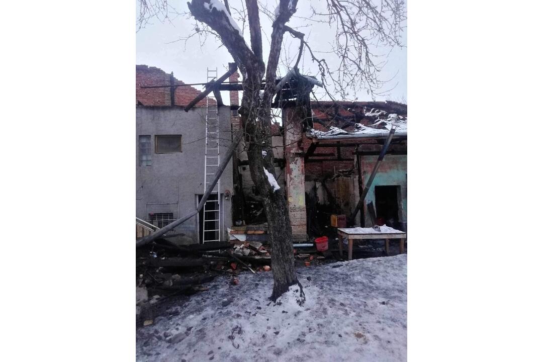 FOTO: Rodine z Rajca zhorel dom, ľudia vyzývajú na pomoc, foto 1