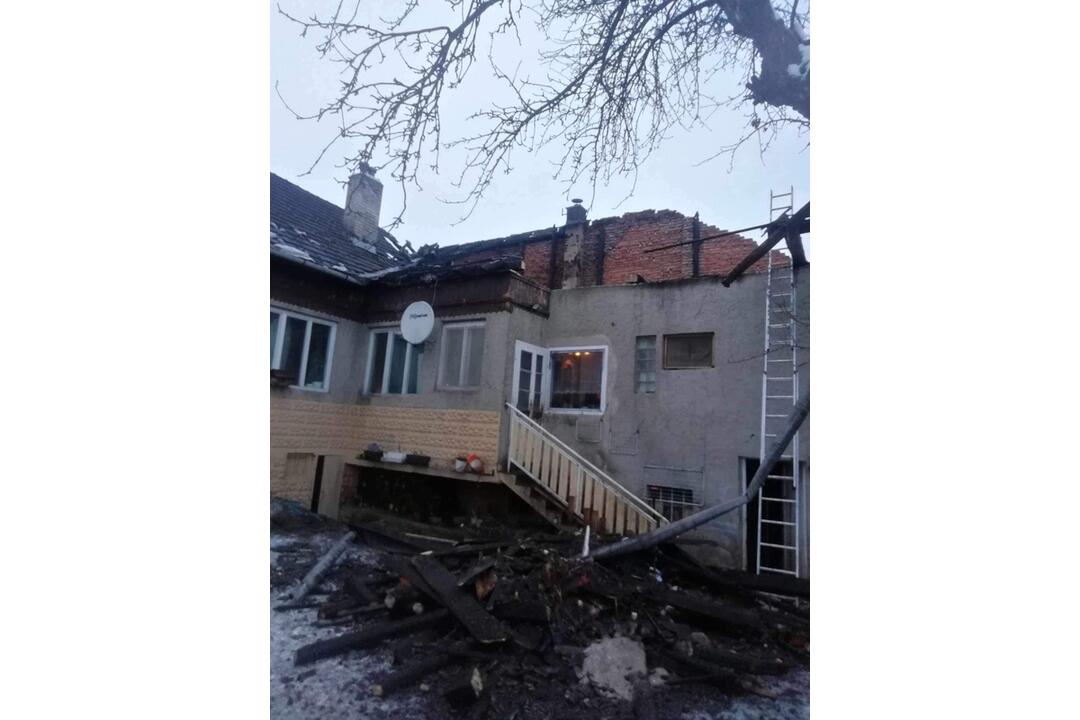 FOTO: Rodine z Rajca zhorel dom, ľudia vyzývajú na pomoc, foto 2