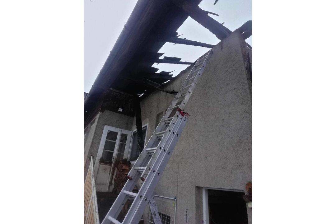 FOTO: Rodine z Rajca zhorel dom, ľudia vyzývajú na pomoc, foto 3