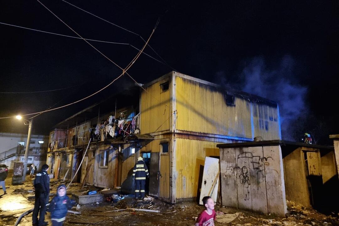 FOTO: Požiar unimobunky v Martine pripravil rodinu o strechu nad hlavou, foto 4
