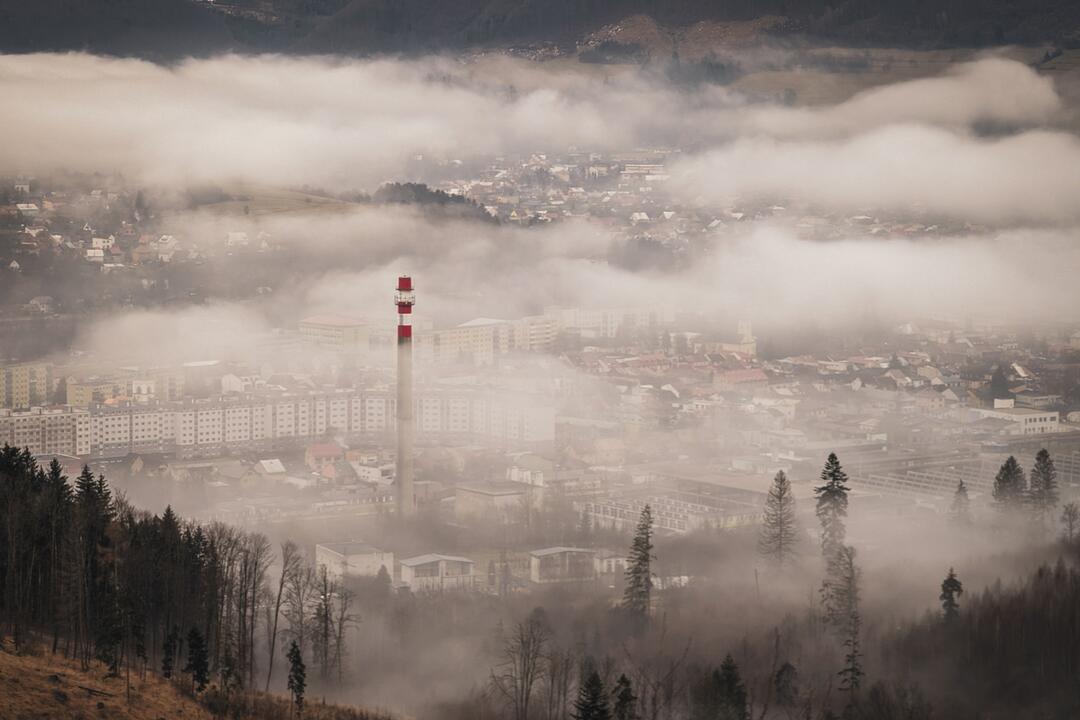 FOTO: Inverzia nad Kysuckým Novým Mestom z vrchu Tábor, foto 1