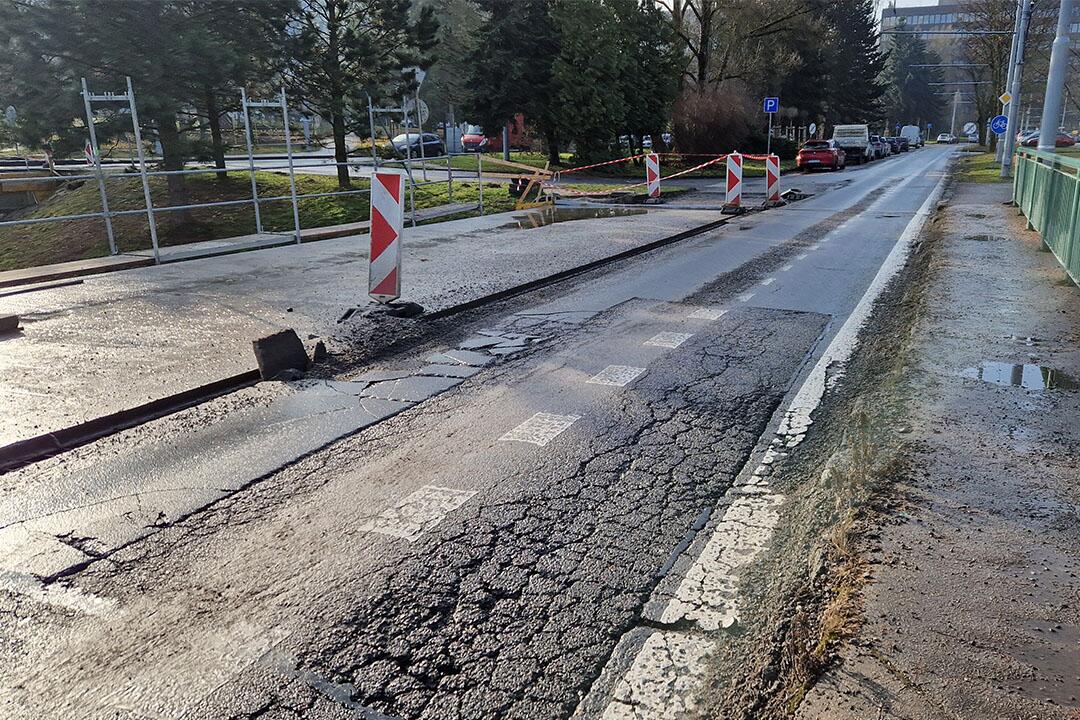 FOTO: Vodiči, pozor na vytŕčajúce kusy asfaltu. Most v rekonštrukcii na Vlčincoch sa rozpadáva, foto 2