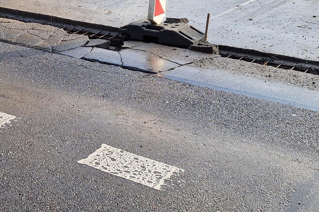 FOTO: Vodiči, pozor na vytŕčajúce kusy asfaltu. Most v rekonštrukcii na Vlčincoch sa rozpadáva, foto 6