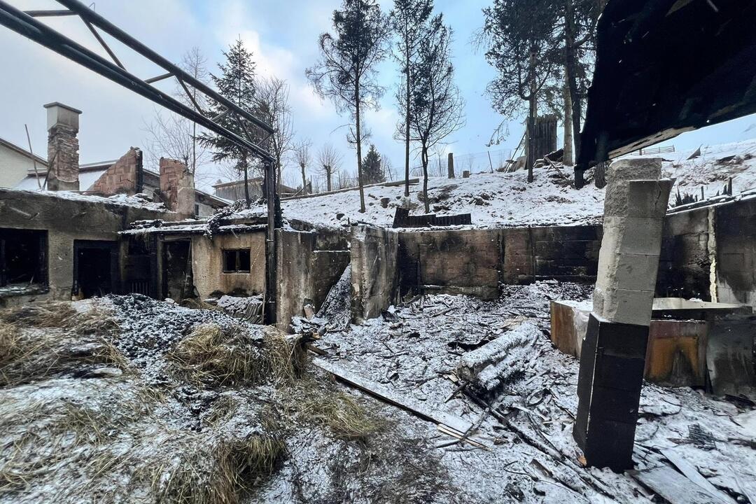 FOTO: Požiar na Orave zasiahol dom aj hospodárske budovy, foto 1