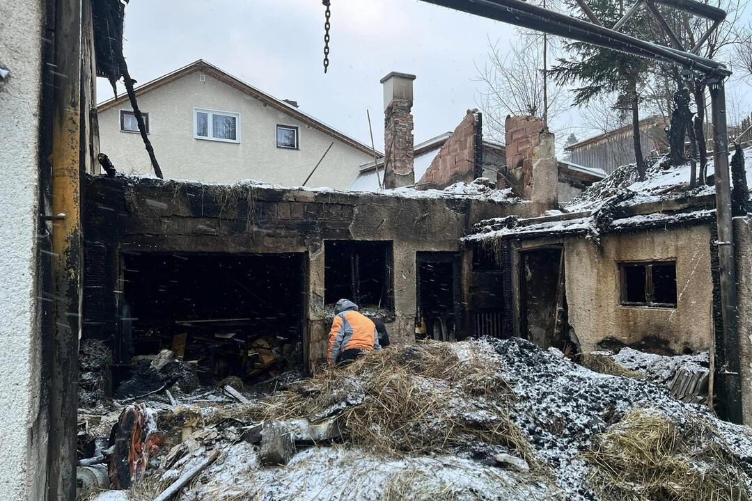 FOTO: Požiar na Orave zasiahol dom aj hospodárske budovy, foto 7