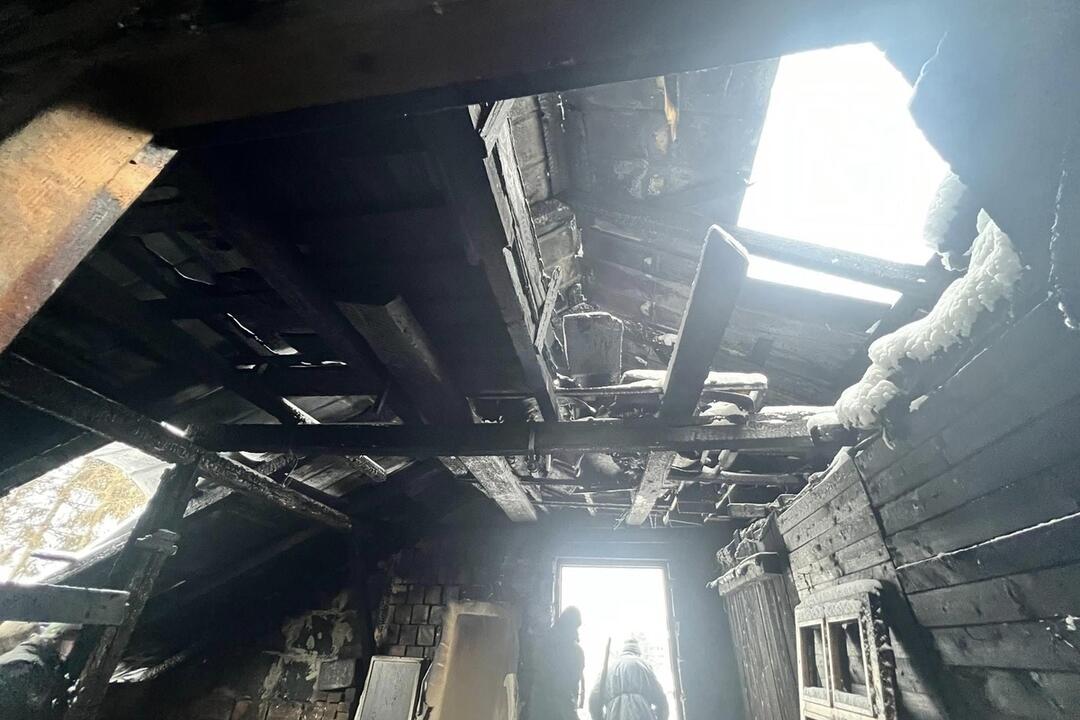 FOTO: Požiar na Orave zasiahol dom aj hospodárske budovy, foto 8