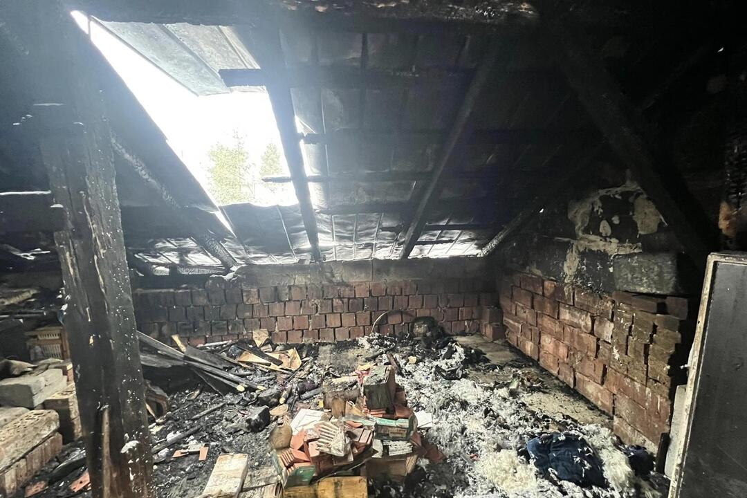 FOTO: Požiar na Orave zasiahol dom aj hospodárske budovy, foto 9