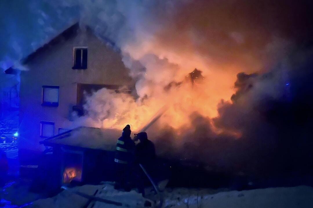 FOTO: Požiar na Orave zasiahol dom aj hospodárske budovy, foto 10
