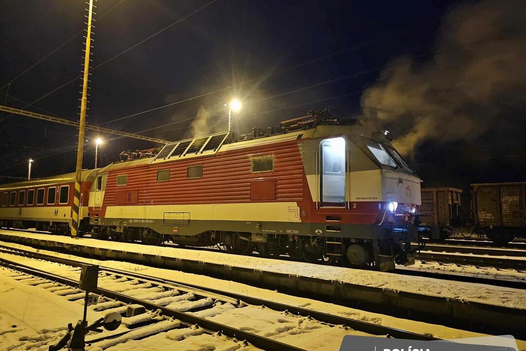 FOTO: Pri Liptovskom Mikuláši horel vlak, hasiči ho museli evakuovať , foto 2