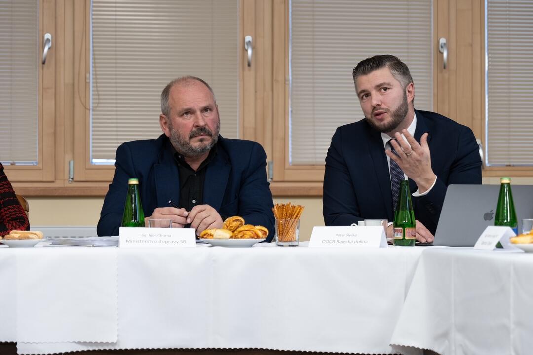 FOTO: Rezort dopravy prisľúbil dokončenie diaľničného privádzača v Rajeckej doline, foto 1
