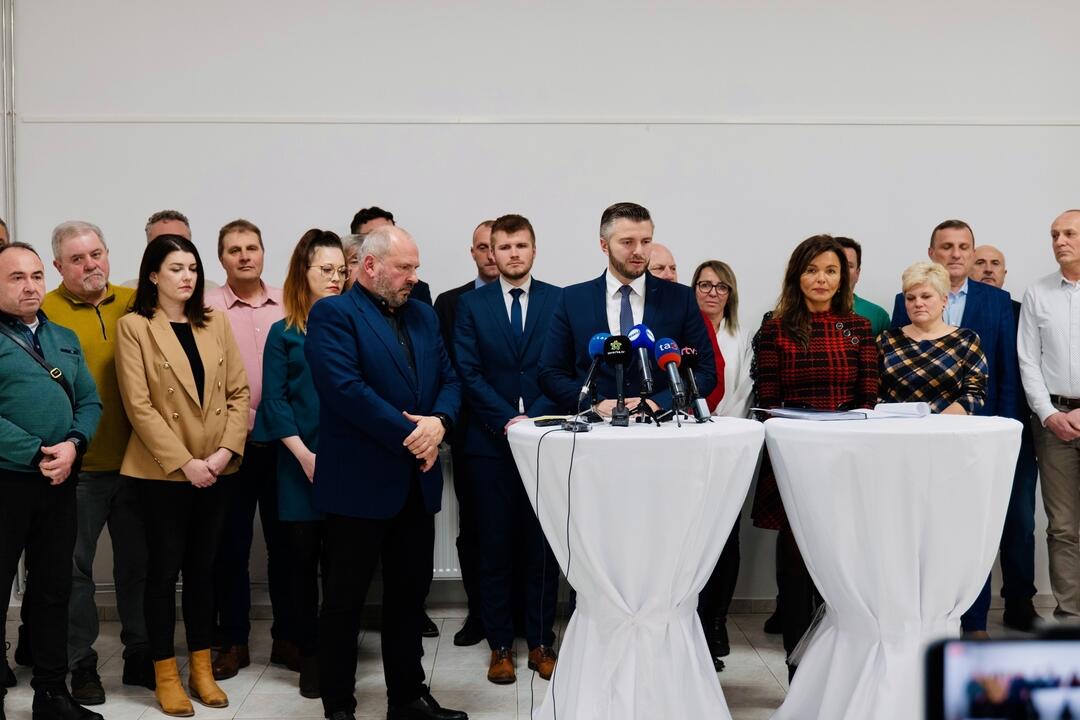 FOTO: Rezort dopravy prisľúbil dokončenie diaľničného privádzača v Rajeckej doline, foto 3