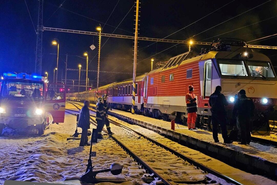 FOTO: Pri Liptovskom Mikuláši horel vlak, hasiči ho museli evakuovať , foto 1
