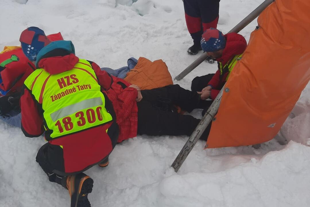 FOTO: Horskí záchranári pomáhali pri Žiari 59-ročnému lyžiarovi, foto 3