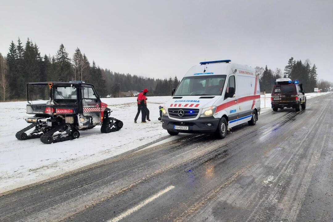 FOTO: Horskí záchranári pomáhali pri Žiari 59-ročnému lyžiarovi, foto 2