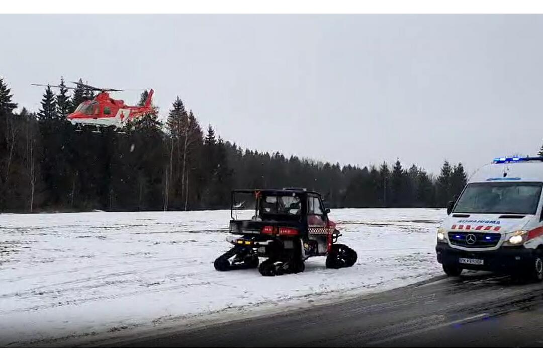 FOTO: Horskí záchranári pomáhali pri Žiari 59-ročnému lyžiarovi, foto 4