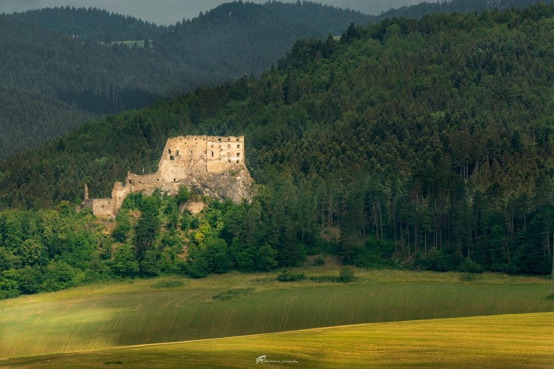 FOTO: Spoznáte hrady Žilinského kraja odfotené z nezvyčajných uhlov?, foto 5