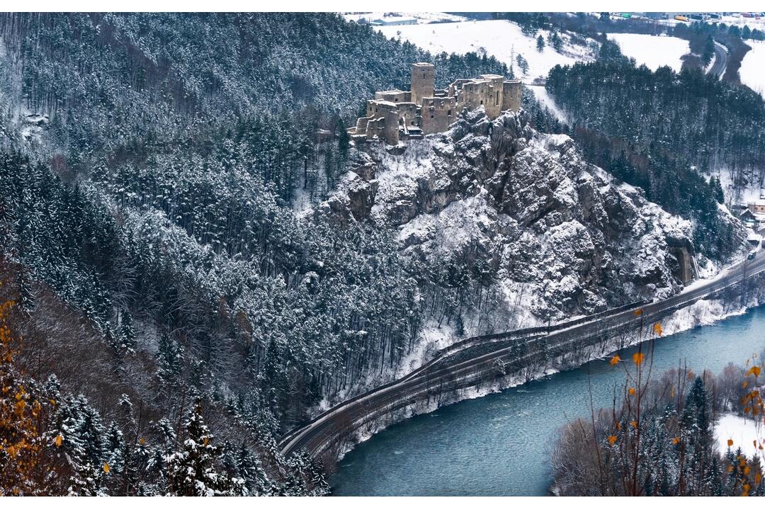 FOTO: Spoznáte hrady Žilinského kraja odfotené z nezvyčajných uhlov?, foto 21