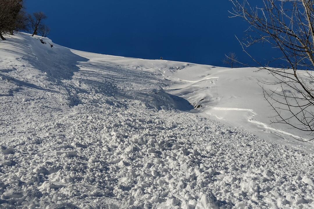 FOTO: Pád lavíny vo Veľkej Fatre si vyžiadal jednu obeť. Druhý lyžiar prežil, foto 1