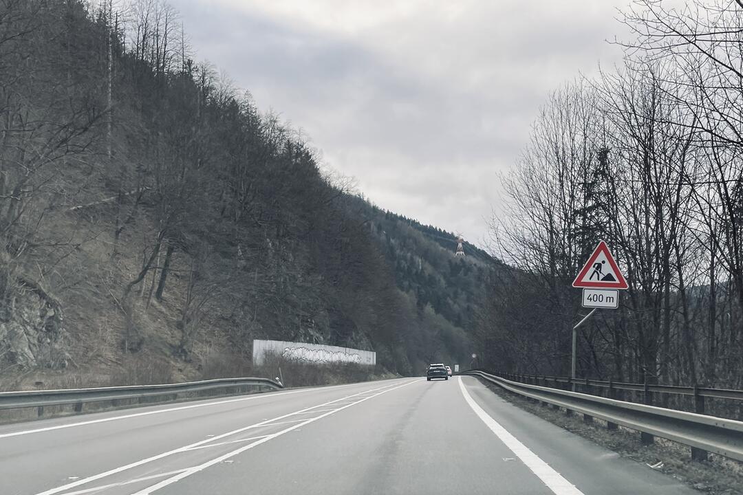 FOTO: Časť cesty pod Strečnom sa zrútila presne pred rokom. Takto aktuálne vyzerá, foto 1