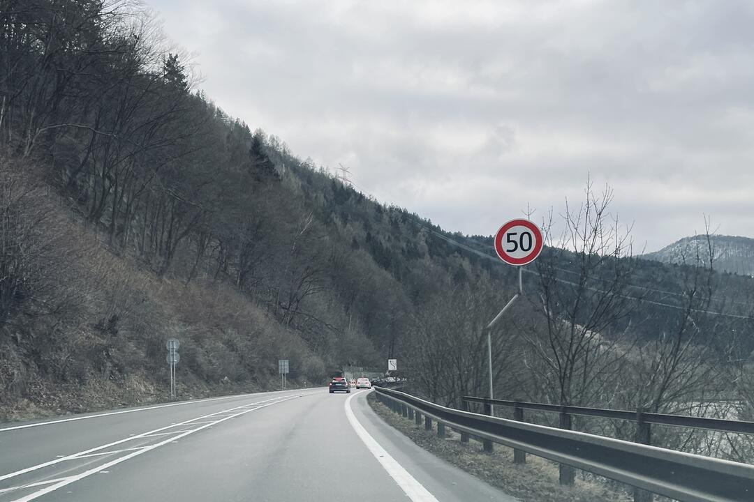 FOTO: Časť cesty pod Strečnom sa zrútila presne pred rokom. Takto aktuálne vyzerá, foto 5